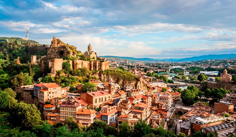 В Грузии опасно для россиян: Песков - об акциях протеста против Познера