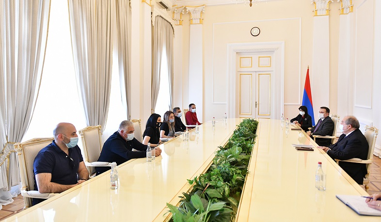 Нам дороги ваши дети: президент принял представителей инициативы «Родитель солдата»