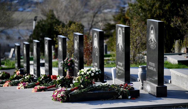 Flowers were laid on behalf of Nikol Pashinyan at graves of the heroes of April Four-Day War