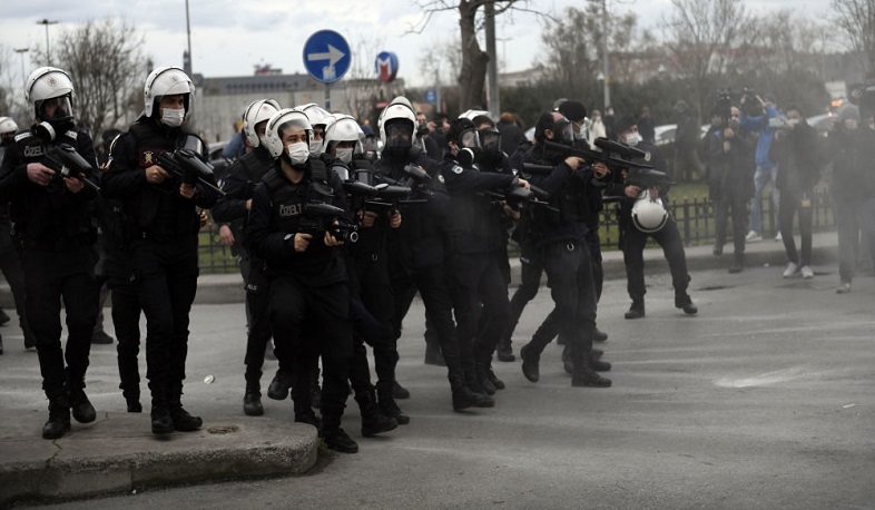 В Турции задержали 10 экс-адмиралов, выступивших в защиту конвенции Монтрё