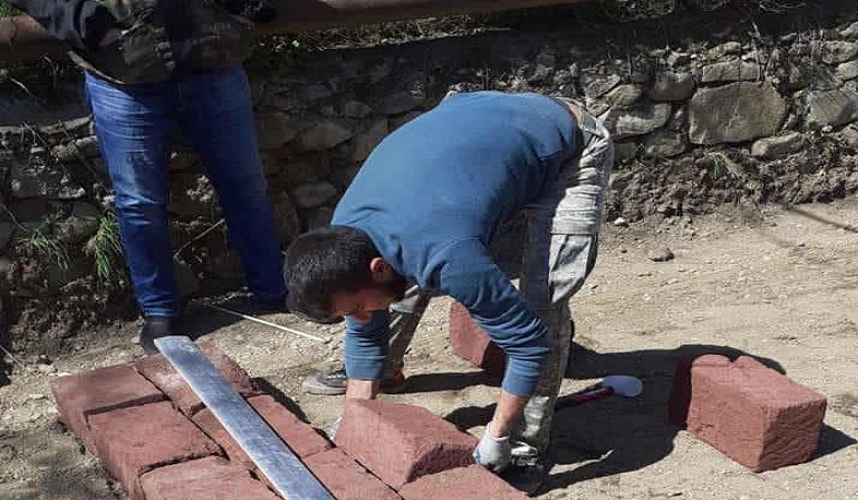 Բերդի ներհամայնքային ճանապարհի և բակերի սալարկում տեղական քարով. ՏԿԵ նախարարը լուսանկարներ է հրապարակել