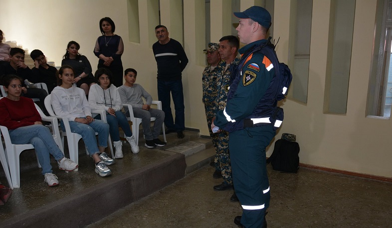 Սակրավորներն աշակերտներին իրազեկել են Արցախի տարածքում առկա չպայթած զինատեսակների մասին