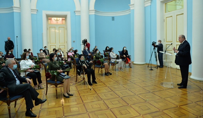 Արմեն Սարգսյանը պետական պարգևներ է հանձնել մի խումբ կին զինծառայողների