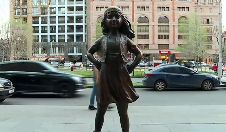 Անվախ աղջկա արձանը՝ Կառավարության դիմաց