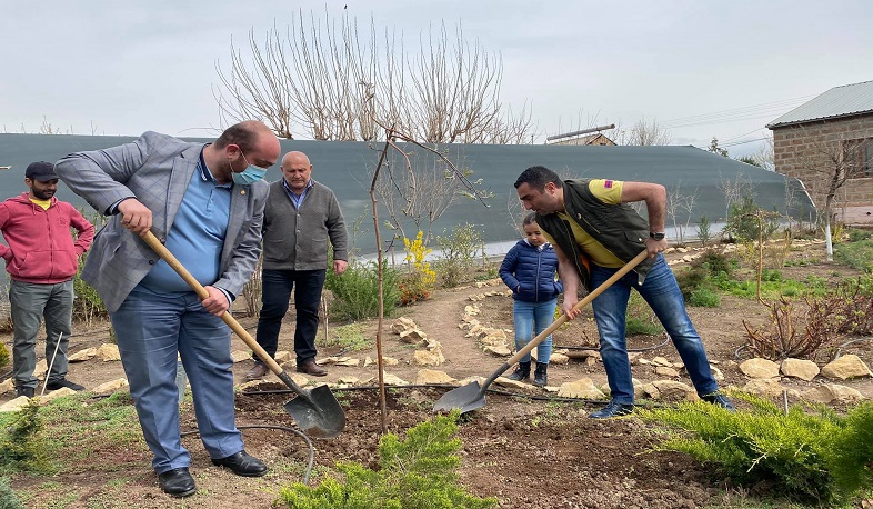 Շրջակա միջավայրի նախարարը և Արագածոտնի մարզպետը խորհրդանշական ծառատունկ են իրականացրել