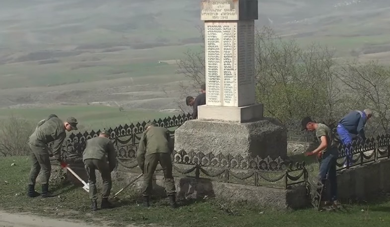 Российскими миротворцами благоустроен памятник героям Великой Отечественной войны в селе Норагюх