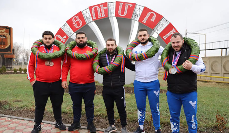 Գյումրեցի ծանրորդներին մեծ շուքով են դիմավորել քաղաքում