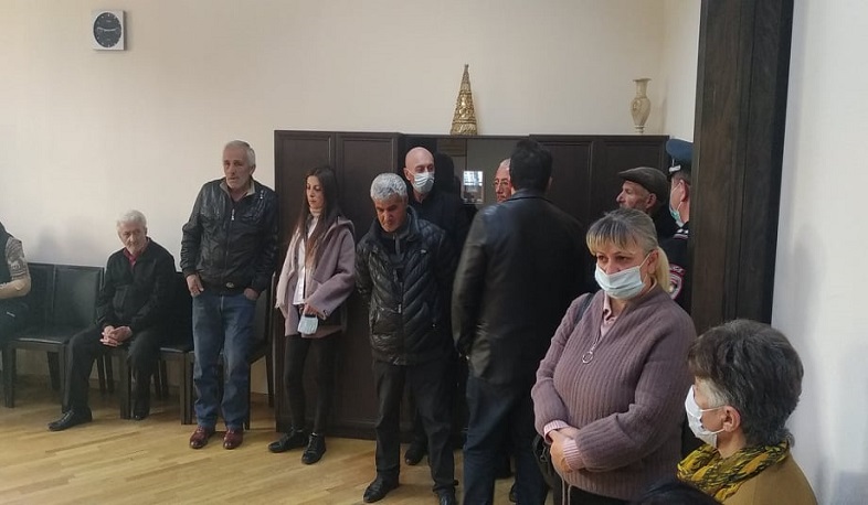 Շիրակի մարզի գերեվարված քաղաքացիների հարազատները փակել են մարզպետարանի մուտքը