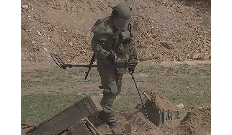 Rusiyalı istehkamçılar Martakert şəhərinin yaxınlığındakı sahələri minalardan təmizləyirlər