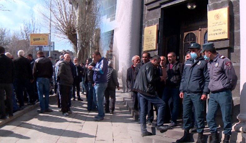 Շիրակի  մարզի գերեվարված զինծառայողների ծնողները բացել են մարզպետարանի մուտքը