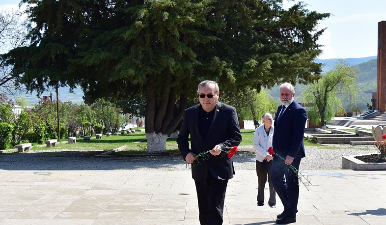 ԱՀ ԱԺ նախագահը և պատգամավորները հարգանքի տուրք են մատուցել Արթուր Մկրտչյանի հիշատակին