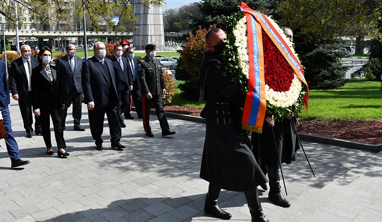 Prezident Armen Sargsyan Tbilisi şəhərindəki Qəhrəmanlar meydanını ziyarət edib
