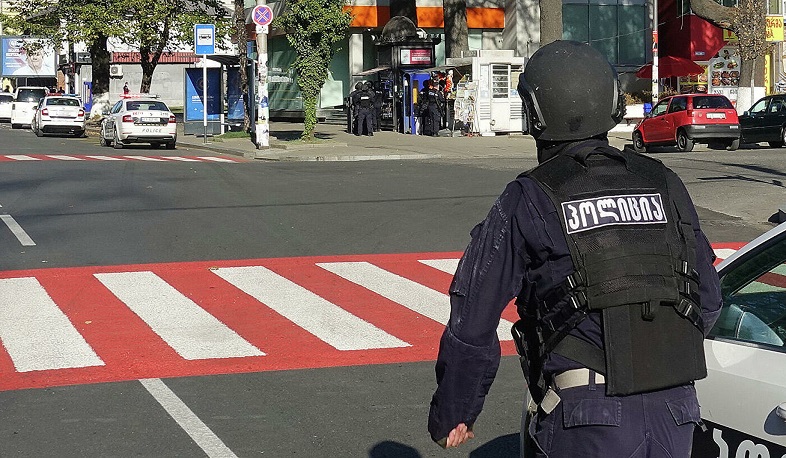 Թբիլիսիում բանկ ներխուժած զինված անձը ձերբակալվել է, պատանդները ազատ են արձակվել