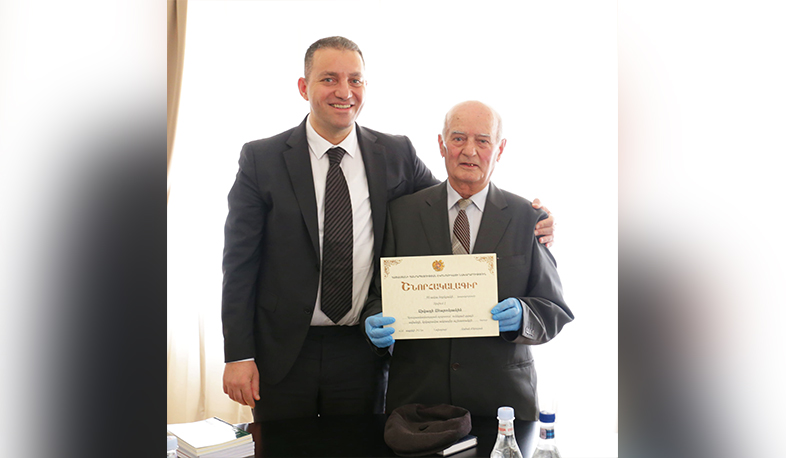 Վահան Քերոբյանը շնորհակալագիր է հանձնել գյուղատնտեսական գիտությունների դոկտոր, պրոֆեսոր Արկադի Ահարոնյանին
