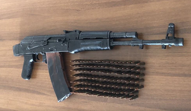 Մի խումբ անձինք ոստիկանության բաժիններում ինքնաձիգներ և այլ հրազեններ են հանձնել