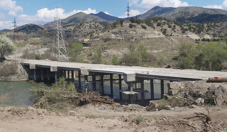 Ընթանում են Բերձորի Հակարի գետի վրա կամրջի վերակառուցման աշխատանքները