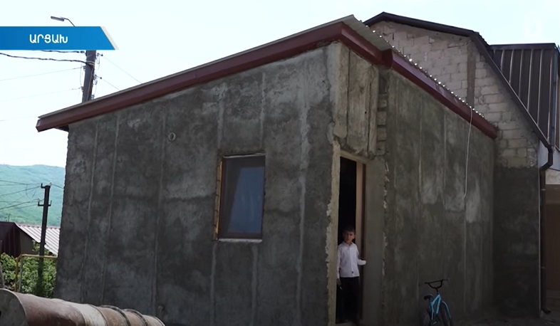 Омбудсмен Арцаха встретился с жителями общины Шош и хозяевами дома в Степанакерте, пострадавшего в результате обстрелов азербайджанцами