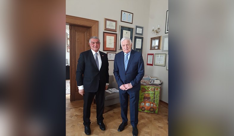 RA Ambassador presented issue of Armenian captives to former President of Czech Republic