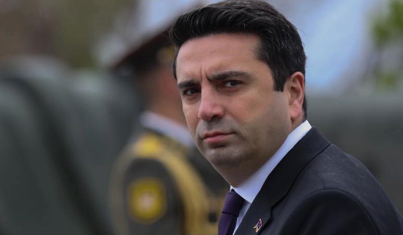 Ձեր հավաքական գործունեությունը միայն ձեզ է վնաս տալիս. Ալեն Սիմոնյանը՝ իր տան մոտ սև ժապավեն կախելու մասին