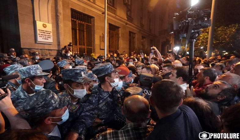 Քննություն է տարվում՝ պարզելու դատախազության շենքի դիմաց տեղի ունեցած միջադեպի հանգամանքները. ՔԿ