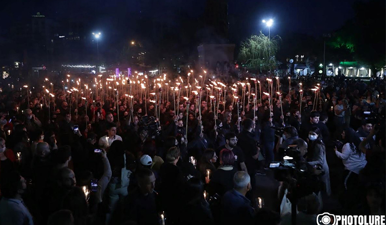 В Ереване началось факельное шествие по случаю годовщины Геноцида армян