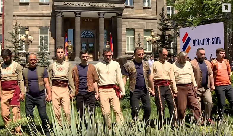 Սայլակից ոտքի կանգնած տղաները քոչարի են պարում. «Զինվորի տունը» պրոթեզարան ունի