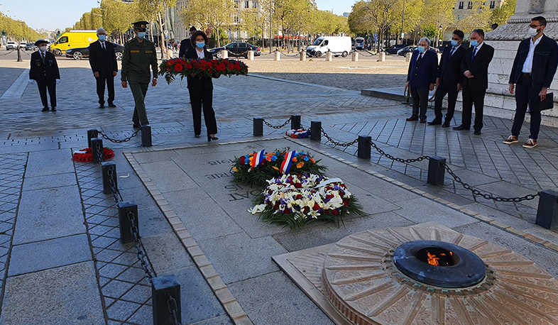 Փարիզի Հաղթական կամարի ներքո գտնվող կրակի նորացման արարողություն՝ նվիրված Հայոց ցեղասպանության զոհերի հիշատակին