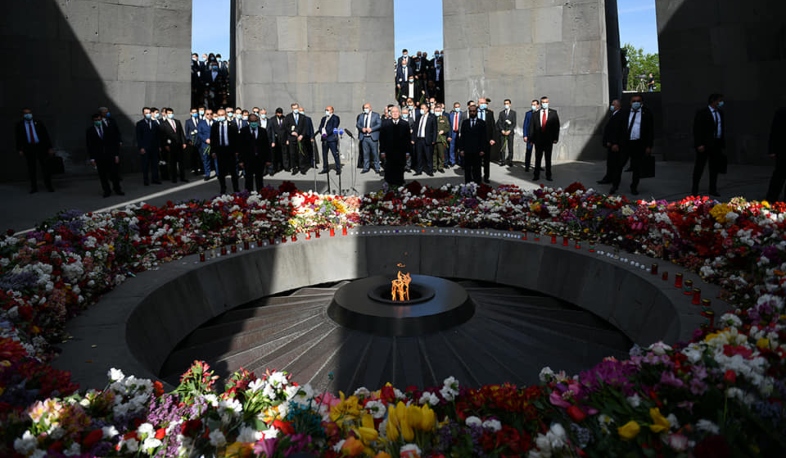 Президент Армен Саркисян в Цицернакаберде воздал дань уважения памяти жертв Геноцида армян