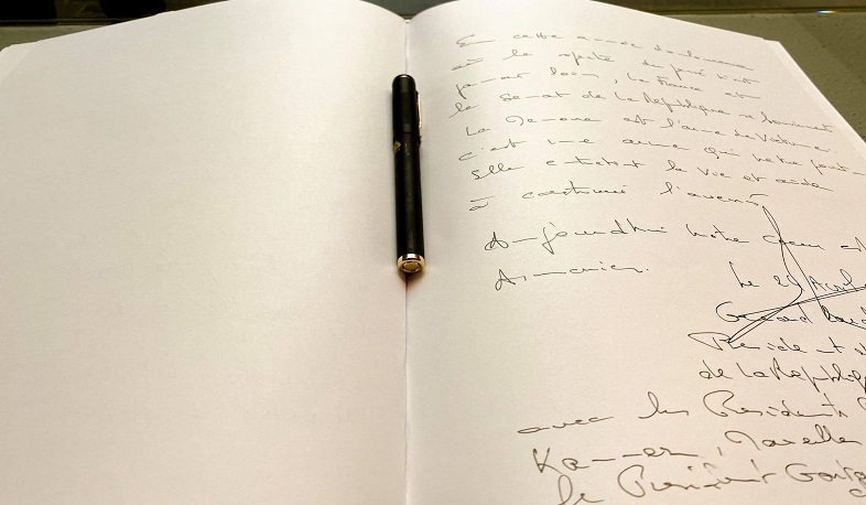 Ֆրանսիայի Սենատի նախագահը գրառում է կատարել ՀՑԹԻ Պատվավոր հյուրերի հուշամատյանում