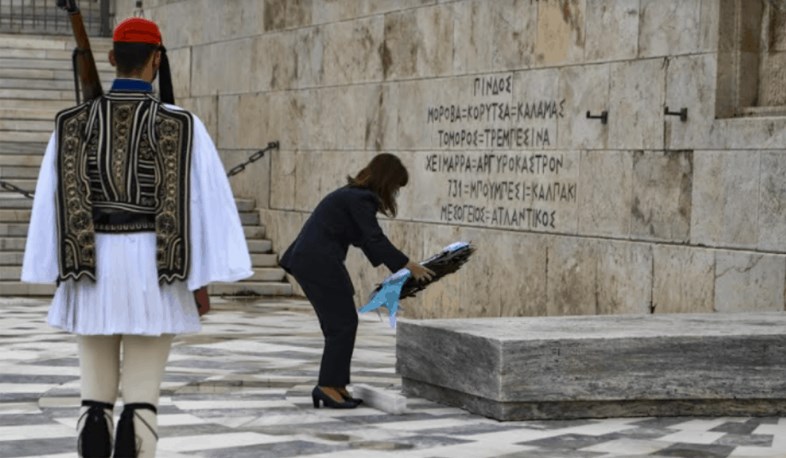 Հունաստանի նախագահը հարգանքի տուրք է մատուցել Ցեղասպանության զոհերի հիշատակին