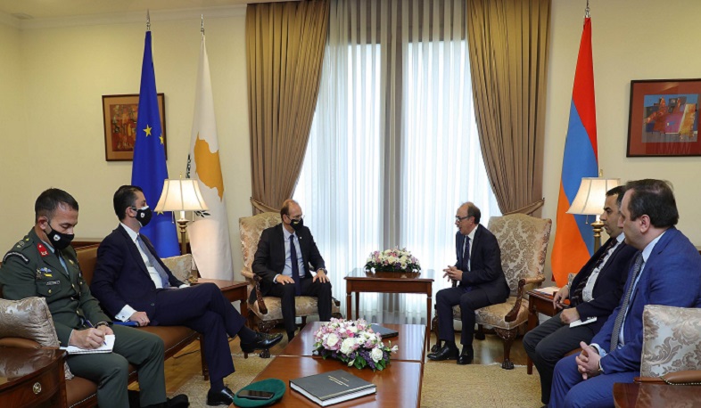 Արա Այվազյանը հանդիպել է Կիպրոսի պաշտպանության նախարարի հետ