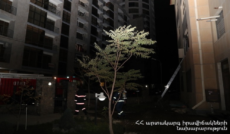 Երևանում քամին տանիքի ծածկը պոկել է և գցել ճանապարհի երթևեկելի հատվածի վրա