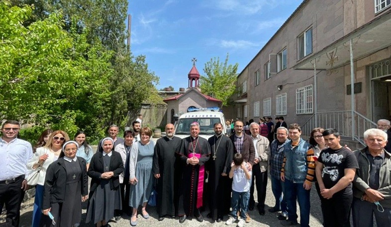 Roma Papası Ermənistana tibbi avadanlıq və təcili yardım maşını hədiyyə etdi