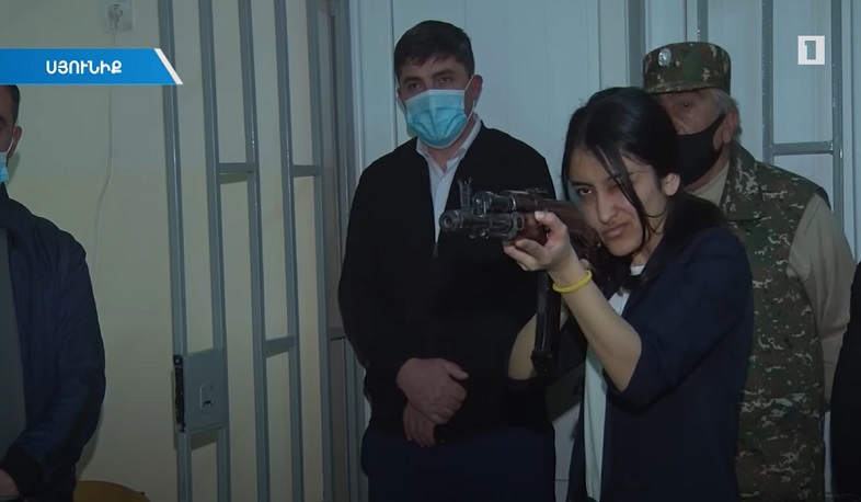 Կրակում են նաև կանայք. սյունեցի հերոսը մարզում հիմնում է դիպուկահարների դպրոցներ