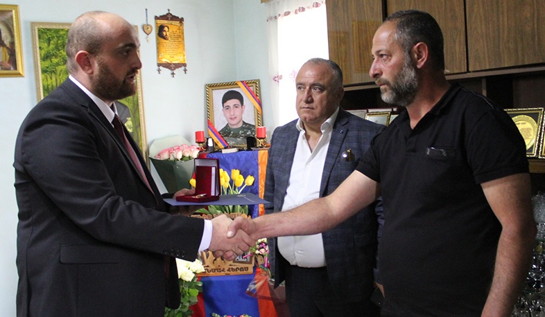 Արագածոտնի մարզպետը «Մարտական ծառայություն» մեդալը հանձնել է Արցախյան պատերազմում զոհված Գոռ Կարապետյանի ընտանիքին