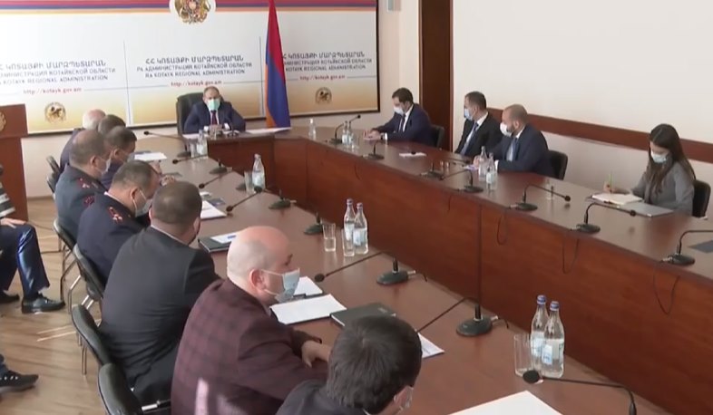 Премьер-министр провел совещание в администрации Котайкской области