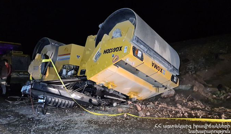 Ճանապարհաշինարարական աշխատանքներ իրականացնող մեքենան շրջվել և հայտնվել է հին ավտոճանապարհի վրա. կա զոհ