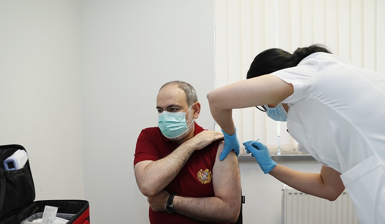 Никол Пашинян и Анна Акопян сделали прививку от коронавируса: видеоматериал