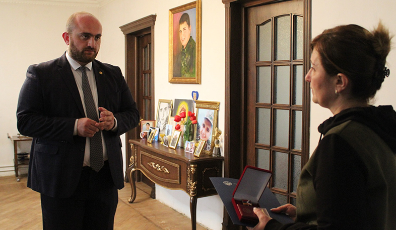 Արագածոտնի մարզպետն Արցախյան պատերազմում զոհված հերոսների ընտանիքներին է հանձնել հետմահու շնորհված պետական պարգևները