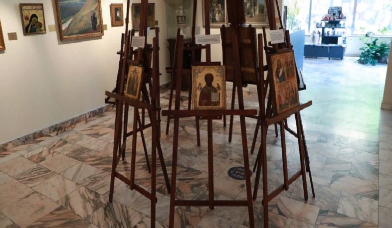 «Երեք բերկրանք» խորագրով ցուցահանդեսում ներկայացված են նաև հայ արվեստագետ Արսեն Աբրահամյանի ստեղծագործությունները