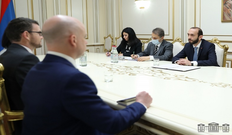 Azerbaijan continues to violate the norms of international humanitarian law by not releasing prisoners of war: Ararat Mirzoyan to John Gallagher