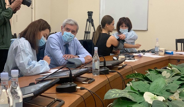 Պատգամավորները խորհրդարանում պատվաստվում են կորոնավիրուսի դեմ