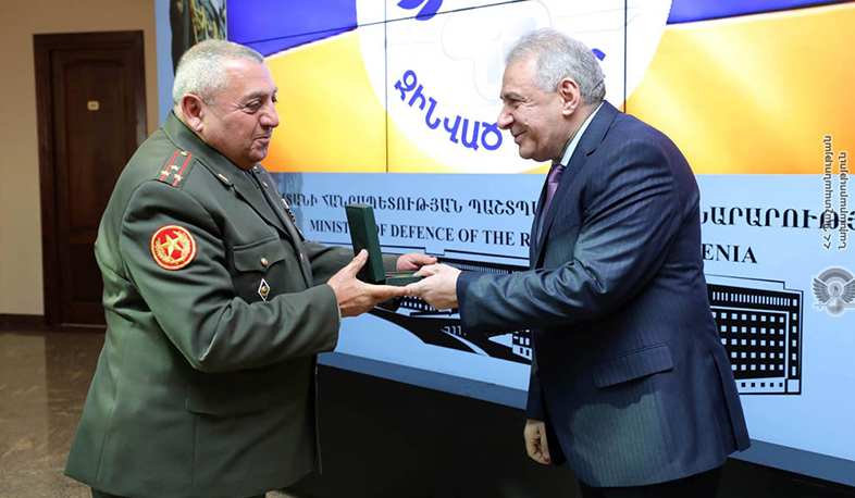 Վաղարշակ Հարությունյանը Պաշտպանության կոմիտեի կենտրոնական ապարատի անդամներին պատվոգրեր և գերատեսչական մեդալներ է հանձնել