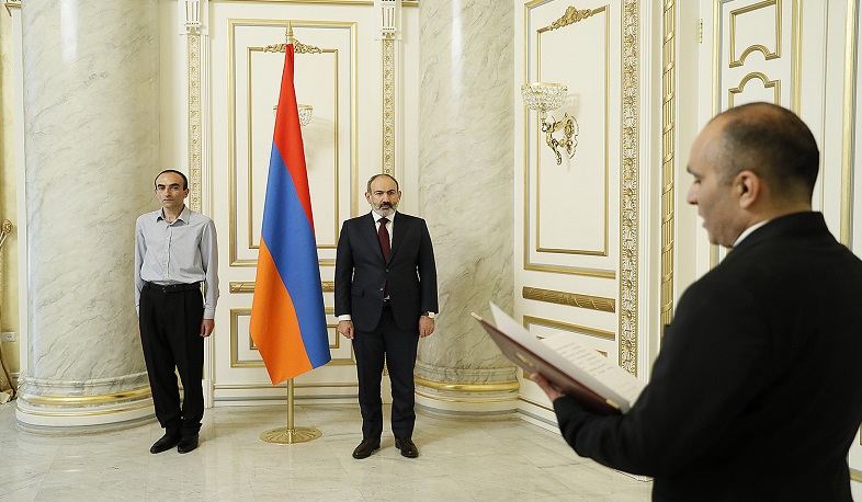 Никол Пашинян передал присвоенный Аркадию Тер-Тадевосяну орден Отечества его сыну