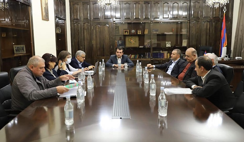 Շիրակի մարզպետարանում քննարկվել է պետական աջակցությամբ իրականացվող բնակելի տների կառուցման աշխատանքների ընթացքը