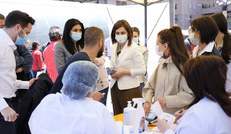 Անահիտ Ավանեսյանը Հյուսիսային պողոտայի պատվաստումային շարժական կայանում ծանոթացել է պատվաստումների գործընթացին