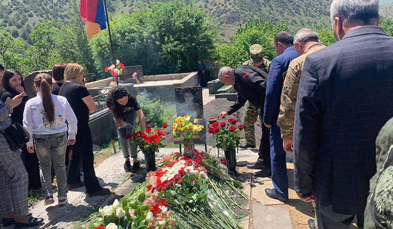 Վայոց ձորի մարզպետը փոխգնդապետ Արա Շահբազյանի որդուն է հանձնել հոր՝ հետմահու ստացած «Մարտական խաչ» շքանշանը