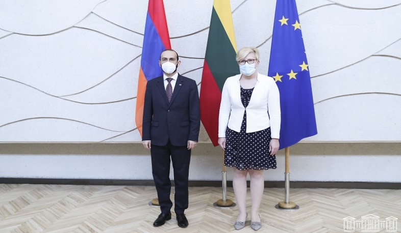На встрече с премьер-министром Литвы спикер НС Армении затронул вопрос возвращения армянских пленных