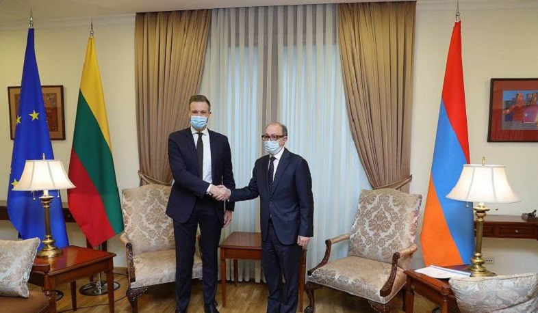 Արա Այվազյանը հեռախոսազրույց է ունեցել Լիտվայի ԱԳ նախարար Գաբրիելյուս Լանդսբերգիսի հետ