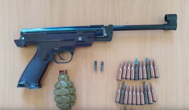 Ոստիկանության բաժիններում քաղաքացիները կամավոր հանձնել են ապօրինի ինքնաձիգներ և այլ հրազեն